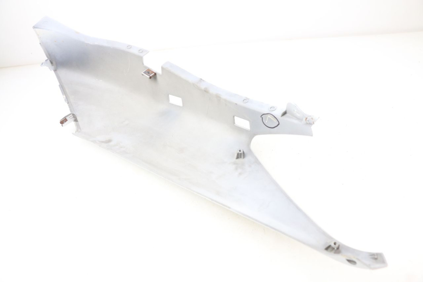 photo de RIGHT REAR SIDE PANEL YAMAHA XMAX X-MAX 125 (2006 - 2009) - Technical close-up