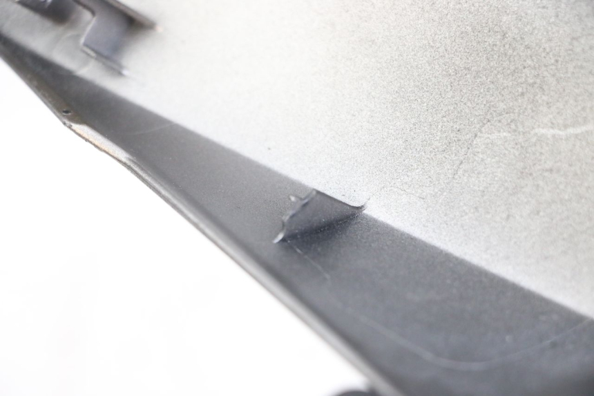 photo de LEFT REAR SIDE PANEL YAMAHA XMAX X-MAX ABS 125 (2017 - 2020) - Zoom on usage condition