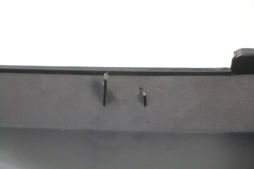 photo de LEFT FRONT FAIRING YAMAHA XMAX X-MAX ABS 125 (2014 - 2016) - Zoom on usage condition