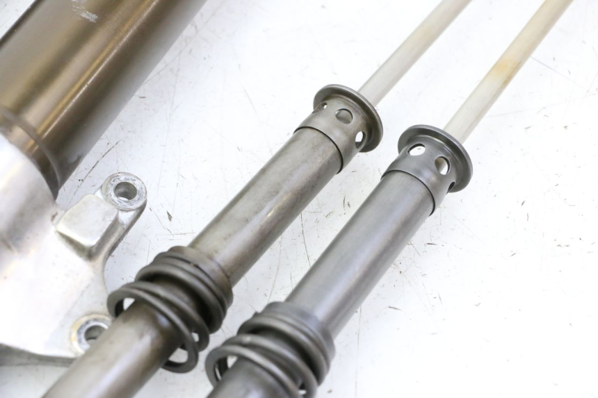 photo de FORKS LEG HONDA CBR RR FIREBLADE 900 (1992 - 1994)