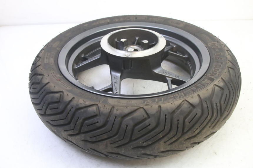 photo de REAR RIM AND TIRE YAMAHA XMAX X-MAX 125 (2021 - 2025)