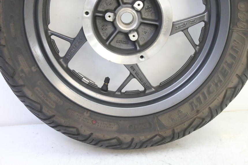 photo de REAR RIM AND TIRE YAMAHA XMAX X-MAX 125 (2021 - 2025)