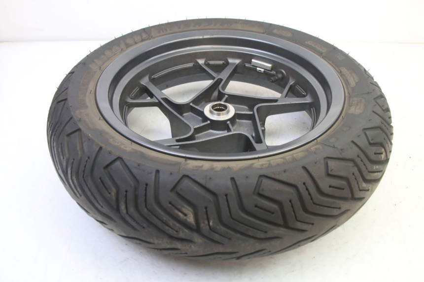photo de REAR RIM AND TIRE YAMAHA XMAX X-MAX 125 (2021 - 2025)