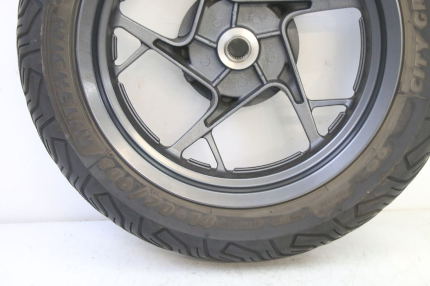 photo de REAR RIM AND TIRE YAMAHA XMAX X-MAX 125 (2021 - 2025)