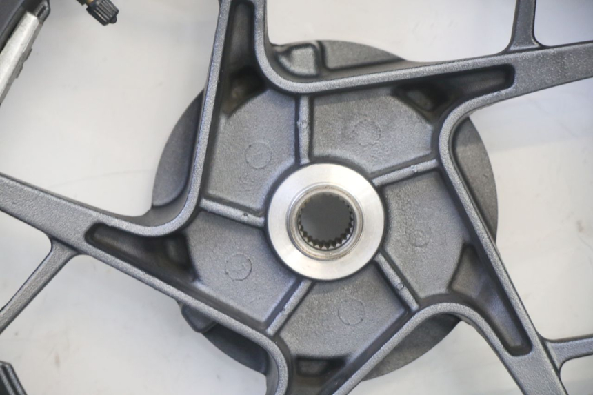 photo de REAR RIM AND TIRE YAMAHA XMAX X-MAX 125 (2021 - 2025)