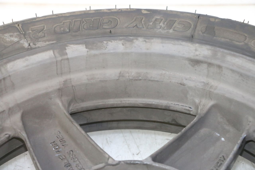 photo de REAR RIM AND TIRE YAMAHA X-MAX XMAX 125 (2010 - 2014) - Fixing points details