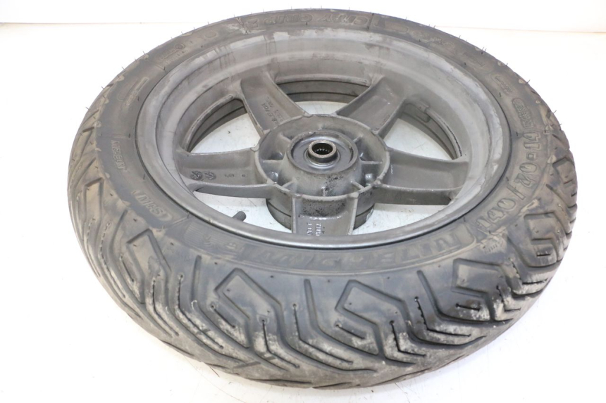 photo de REAR RIM AND TIRE YAMAHA X-MAX XMAX 125 (2010 - 2014) - Surface and material condition