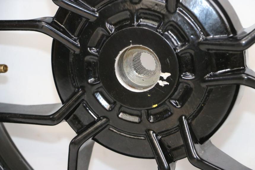 photo de REAR WHEEL RIM PIAGGIO NEW TYPHOON 50 (2018 - 2021) - Technical close-up