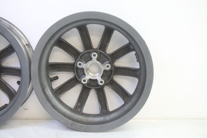 photo de FRONT WHEEL RIM PIAGGIO MP3 LT 400 (2007 - 2012) - Focus on structure