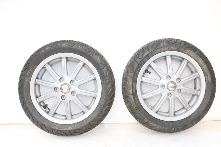 photo de FRONT RIM AND TIRE PIAGGIO MP3 RL 250 (2007 - 2010)
