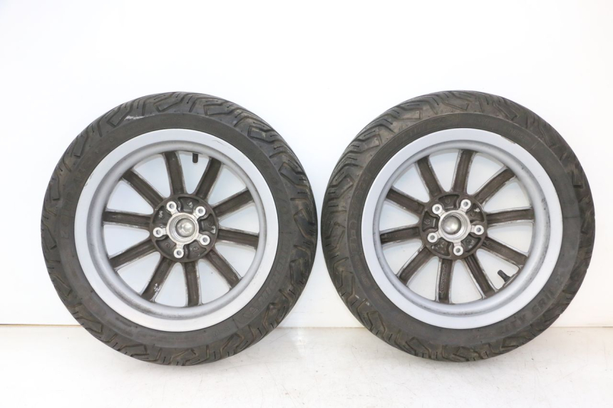 photo de FRONT RIM AND TIRE PIAGGIO MP3 RL 250 (2007 - 2010)