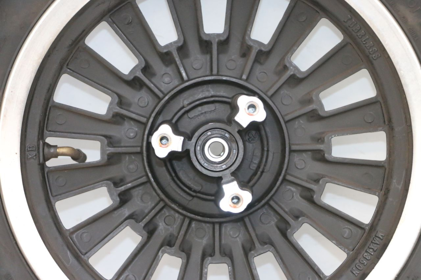 photo de FRONT RIM AND TIRE EFUN PUSA 1 - High-resolution close-up