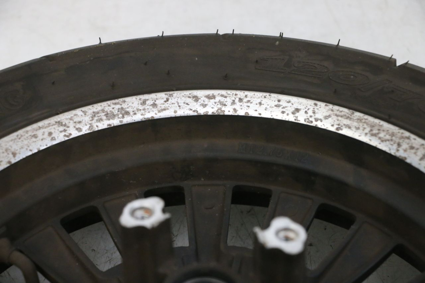 photo de FRONT RIM AND TIRE EFUN PUSA 1 - Alternative perspective