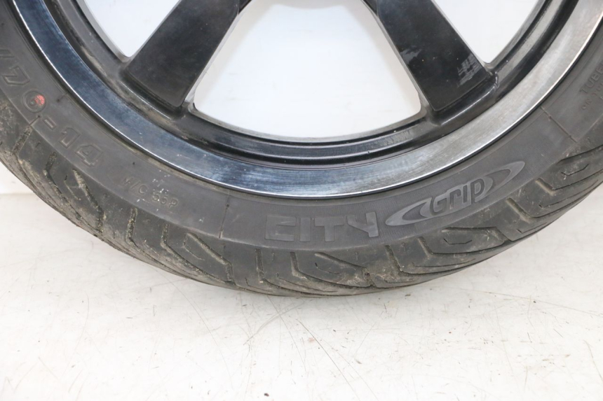 photo de FRONT RIM AND TIRE PEUGEOT SATELIS 125 (2013 - 2018) - High-resolution close-up