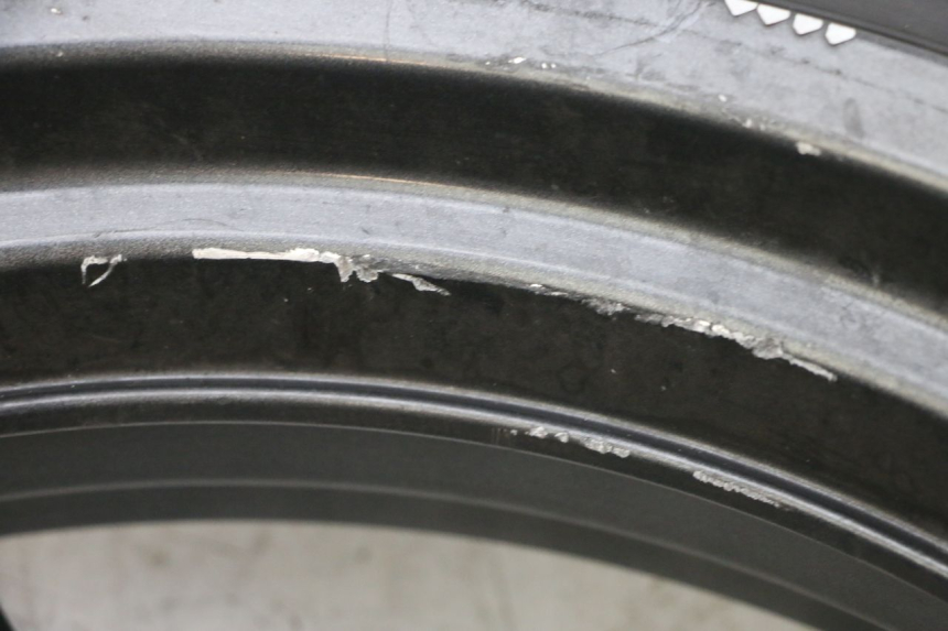 photo de FRONT RIM AND TIRE YAMAHA XMAX X-MAX 125 (2006 - 2009) - Zoom on usage condition
