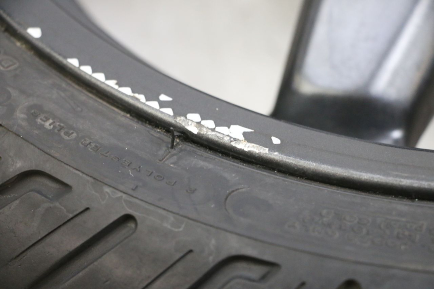 photo de FRONT RIM AND TIRE YAMAHA XMAX X-MAX 125 (2006 - 2009) - Technical close-up