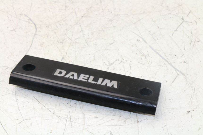 photo de REAR LOWER MIDDLE PANEL DAELIM S2 125 (2006 - 2007)