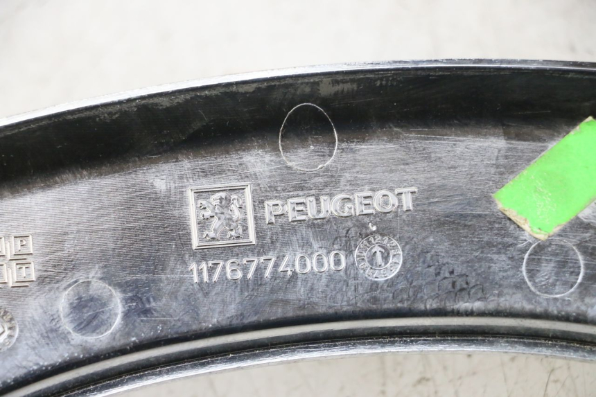 photo de REAR UPPER MIDDLE PANEL PEUGEOT SATELIS 125 (2013 - 2018)