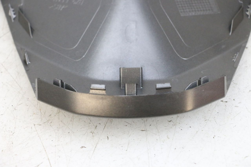 photo de REAR UPPER MIDDLE PANEL YAMAHA TRICITY 300 (2020 - 2024) - Zoom on usage condition