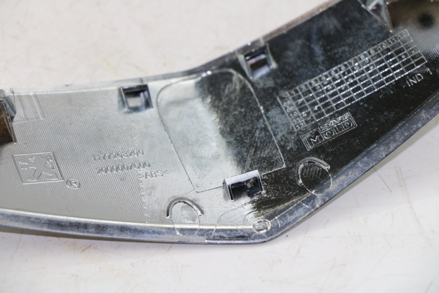 photo de FRONT MIDDLE PANEL  PEUGEOT VIVACITY 125 (2010 - 2017)