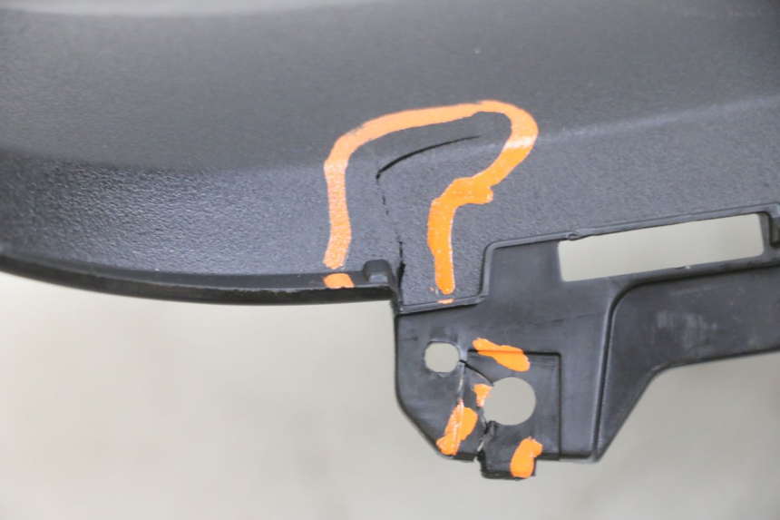 photo de RIGHT MIDDLE FLOOR PANEL YAMAHA TRICITY 300 (2020 - 2024) - Distinctive features