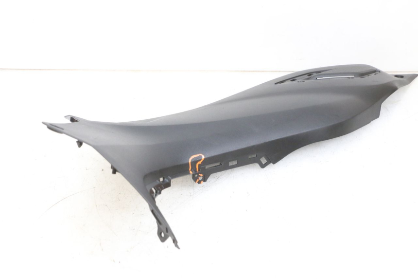 photo de RIGHT MIDDLE FLOOR PANEL YAMAHA TRICITY 300 (2020 - 2024) - Component zoom