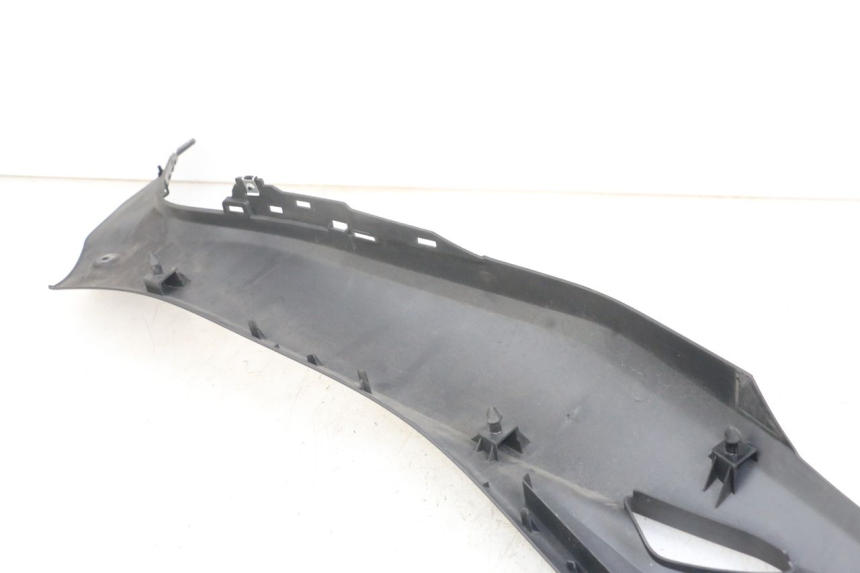 photo de RIGHT FOOTREST BRACKET YAMAHA XMAX X-MAX ABS 125 (2017 - 2020) - Alternative perspective