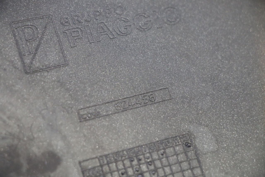 photo de LEFT MIDDLE FLOOR PANEL PIAGGIO MP3 RL 250 (2007 - 2010) - Technical close-up