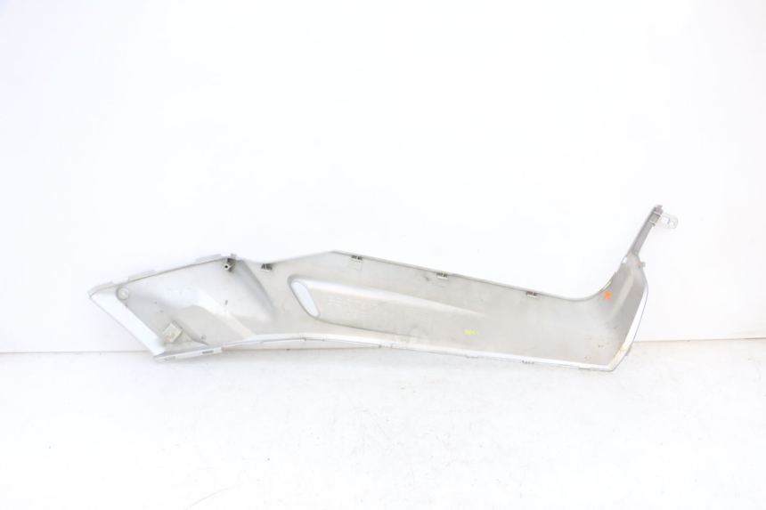 photo de LEFT FOOTREST BRACKET YAMAHA XMAX X-MAX 125 (2006 - 2009) - High-resolution close-up