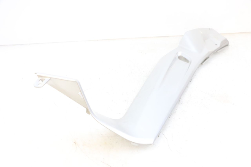 photo de LEFT FOOTREST BRACKET YAMAHA XMAX X-MAX 125 (2006 - 2009) - Focus on structure