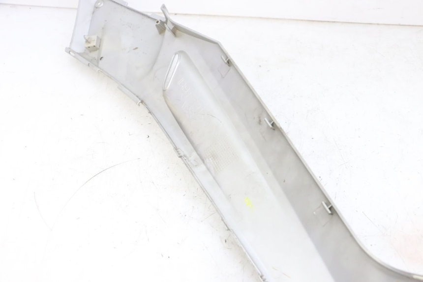 photo de LEFT FOOTREST BRACKET YAMAHA XMAX X-MAX 125 (2006 - 2009) - Fixing points details