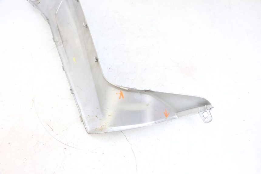 photo de LEFT FOOTREST BRACKET YAMAHA XMAX X-MAX 125 (2006 - 2009) - Surface and material condition