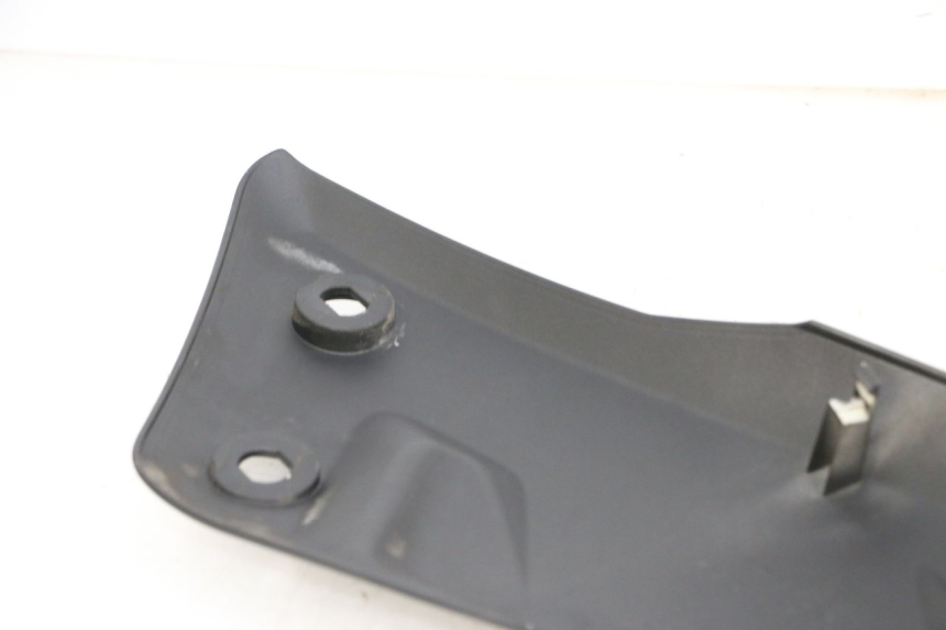 photo de LEFT MIDDLE FLOOR PANEL YAMAHA X-MAX XMAX 125 (2010 - 2013) - Zoom on usage condition