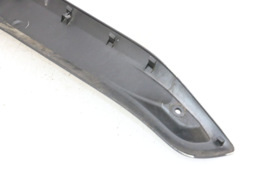 photo de LEFT MIDDLE FLOOR PANEL YAMAHA X-MAX XMAX 125 (2010 - 2013) - Technical close-up