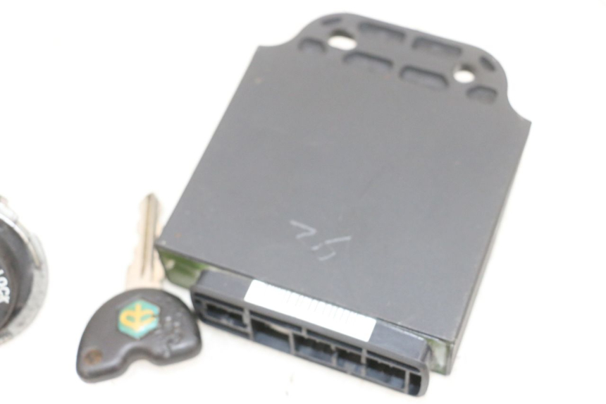 photo de LOCK KEY CDI IGNITION SWITCH KIT PIAGGIO XEVO - X EVO 125 (2007 - 2016) - Alternative perspective