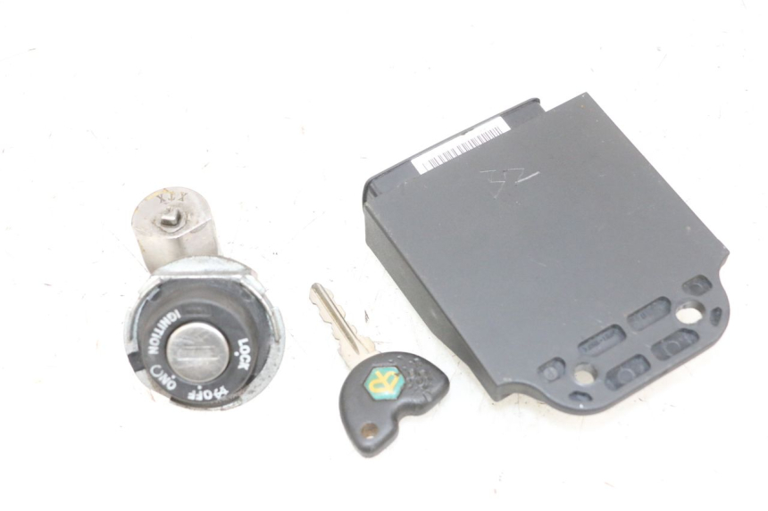 photo de LOCK KEY CDI IGNITION SWITCH KIT PIAGGIO XEVO - X EVO 125 (2007 - 2016) - Technical close-up