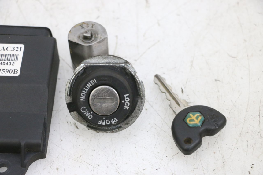 photo de LOCK KEY CDI IGNITION SWITCH KIT PIAGGIO XEVO - X EVO 125 (2007 - 2016) - Fixing points details