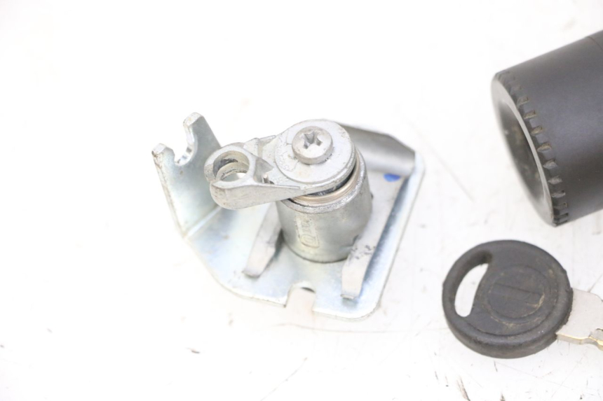 photo de LOCK SET KEY YAMAHA TZR 50 (2008 - 2016) - Alternative perspective