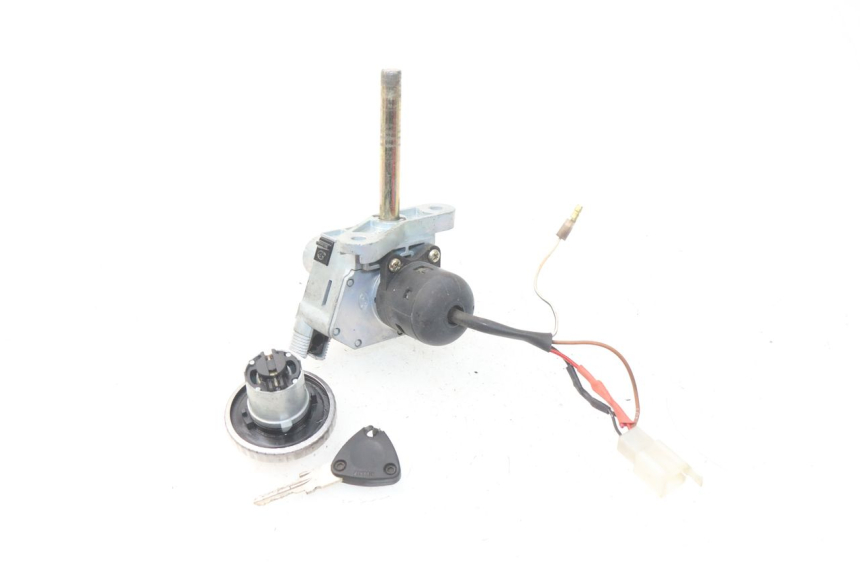 photo de LOCK SET KEY YAMAHA YP MAJESTY 125 (1998 - 2001) - Technical close-up