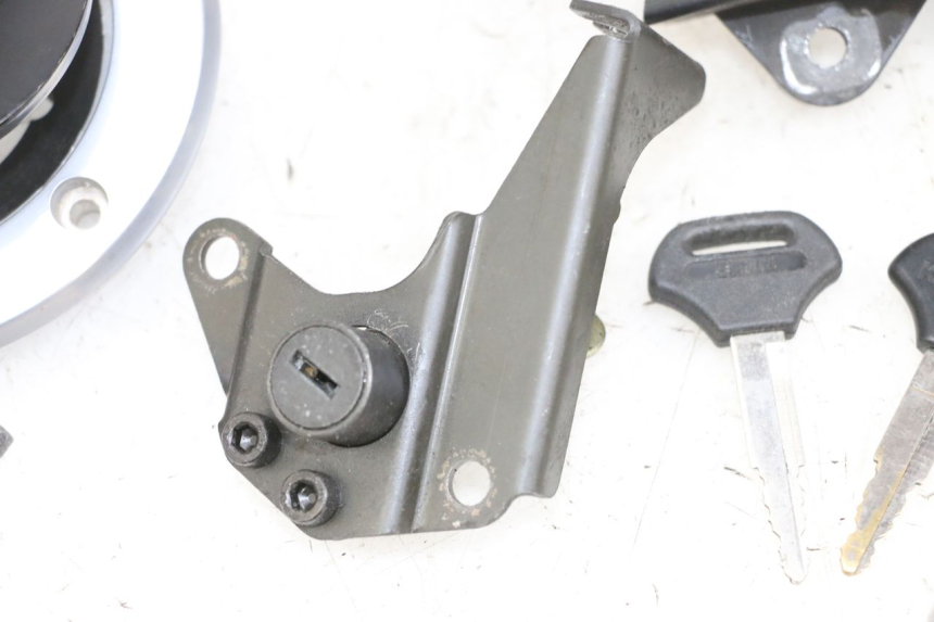 photo de LOCK SET KEY KAWASAKI ZR 7 750 (1999 - 2001) - Distinctive features