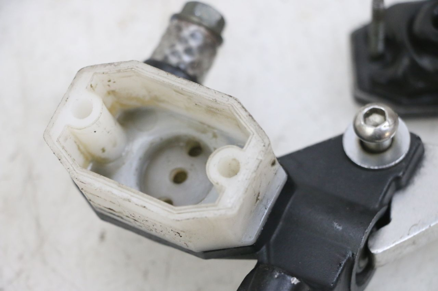 photo de FRONT BRAKE MASTER CYLINDER SYM CROX 4T 50 (2016 - 2023) - Zoom on usage condition