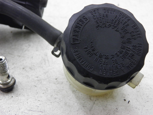 photo de FRONT BRAKE MASTER CYLINDER KAWASAKI ZX 9R NINJA 900 (1999 - 2001) - Fixing points details