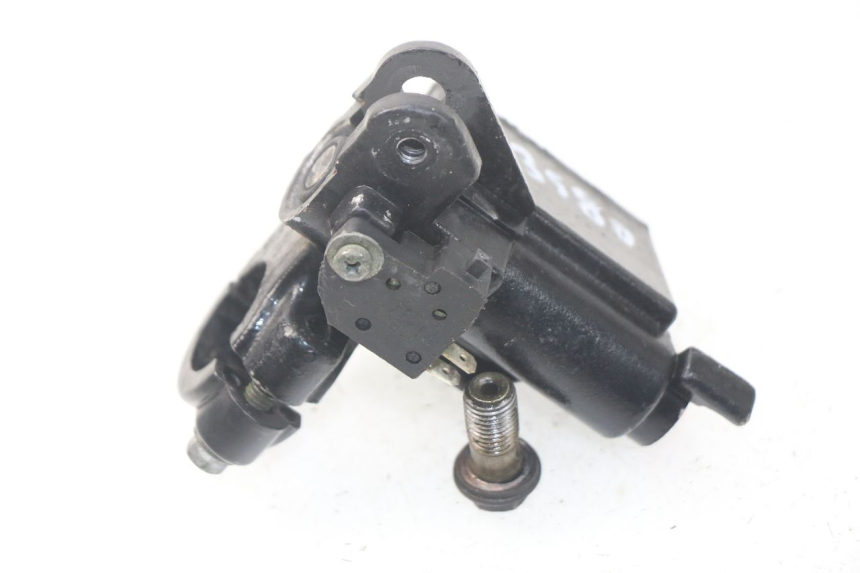 photo de FRONT BRAKE MASTER CYLINDER PEUGEOT TWEET 125 (2010 - 2017) - Zoom on usage condition