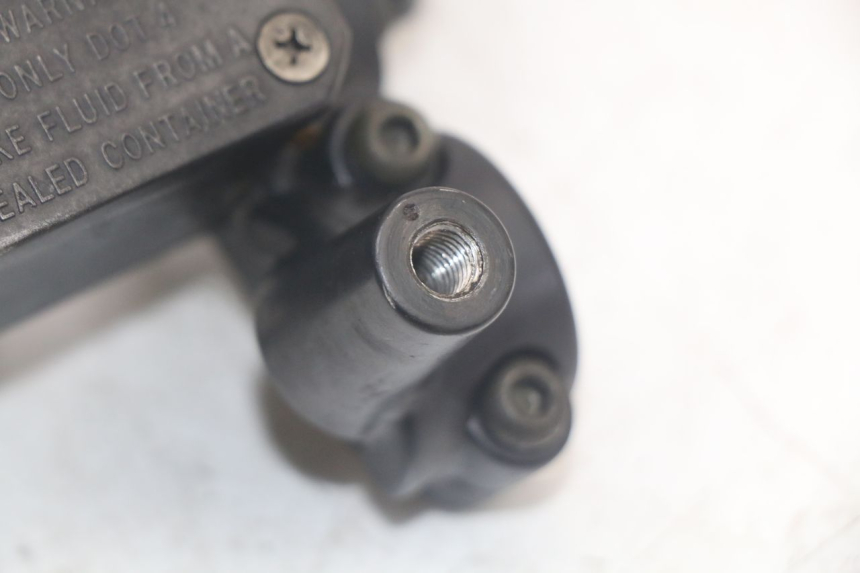 photo de FRONT MASTER CYLINDER YAMAHA XMAX X-MAX 125 (2006 - 2009) - Zoom on usage condition