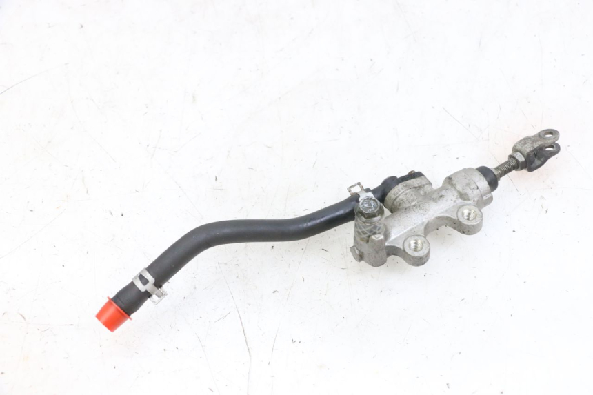 photo de REAR BRAKE MASTER CYLINDER SUZUKI GSF N BANDIT 600 (1996 - 1999) - Alternative perspective