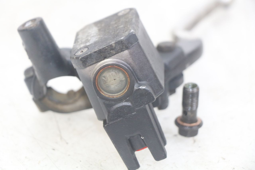 photo de REAR BRAKE MASTER CYLINDER YAMAHA XMAX X-MAX 125 (2006 - 2009) - Alternative perspective