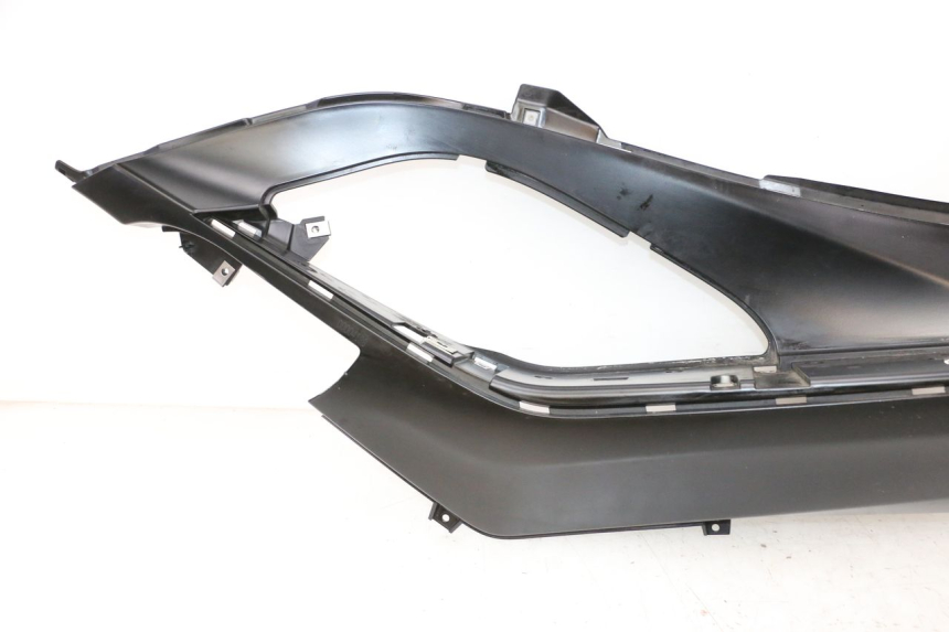 photo de RIGHT FLOOR PANEL PIAGGIO MP3 HPE 300 (2019 - 2026) - High-resolution close-up