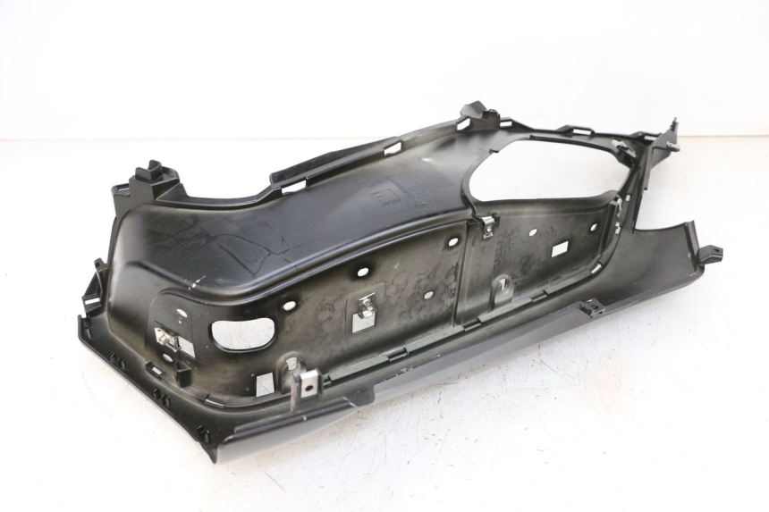 photo de RIGHT FLOOR PANEL PIAGGIO MP3 HPE 300 (2019 - 2026) - Technical close-up