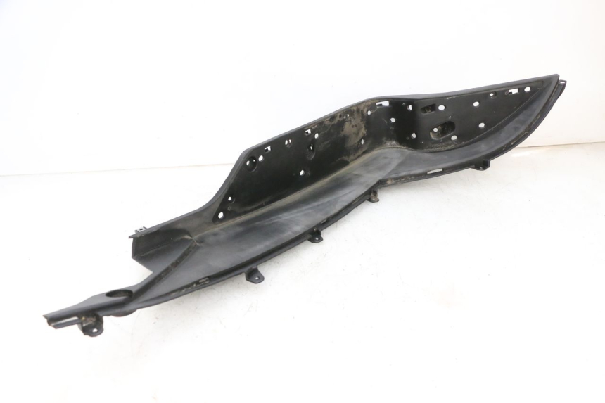 photo de LEFT FLOOR PANEL JM MOTORS GTS 125 (2015 - 2019) - Fixing points details