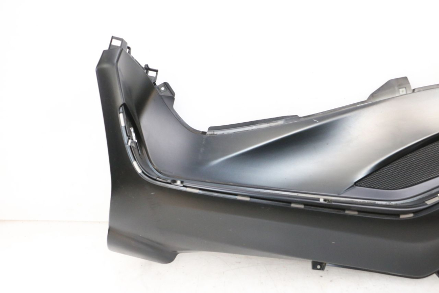 photo de LEFT FLOOR PANEL PIAGGIO MP3 HPE 300 (2019 - 2026) - High-resolution close-up